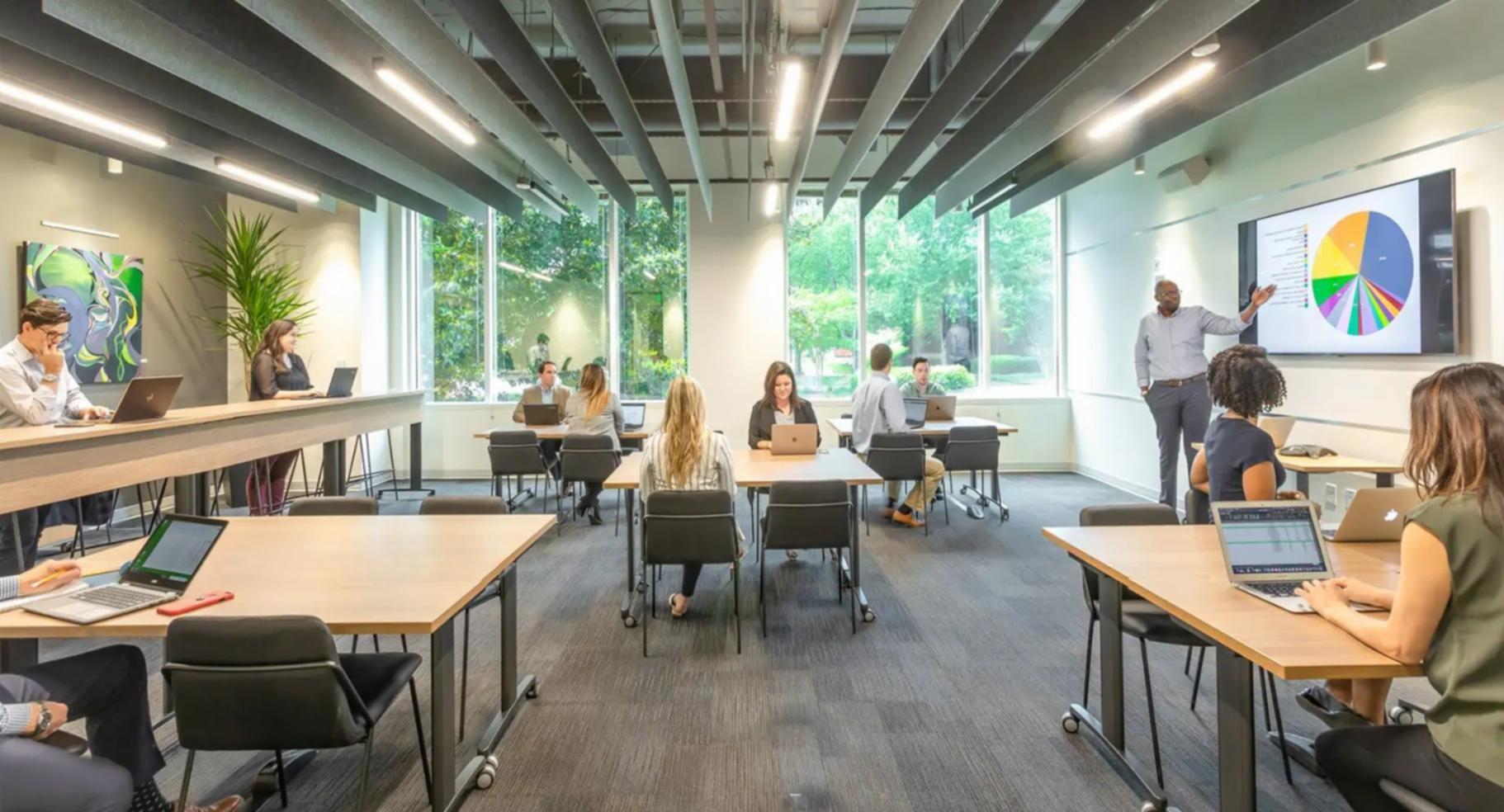 Cursanți Nurexmexaivora aplicând metode de bugetare în viața reală